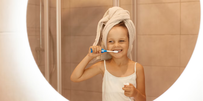 Garota escovando dentes após o banho