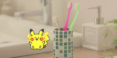 Pikachu do pokemo smile ao lado das escovas de dente