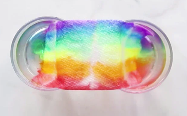 Visão superior de um papel colorido mergulho em dois copos de agua